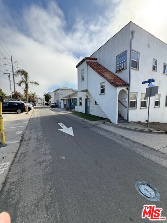 3920 Highland Avenue, Manhattan Beach CA: https://media.crmls.org/mediaz/1645d82b-431a-450e-a13c-81a4e01751fa.jpg