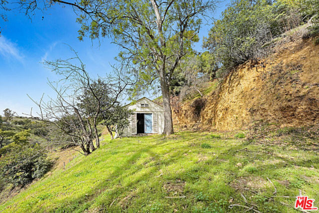 3351 Coldwater Canyon Avenue, Los Angeles CA: https://media.crmls.org/mediaz/16470761-eb76-41b4-b520-db0c02bfc3ba.jpg