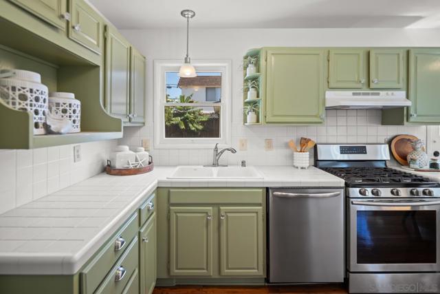 241 243 F Avenue, Coronado CA: https://media.crmls.org/mediaz/164716b5-abe5-476d-981d-2d4f711fc51f.jpg