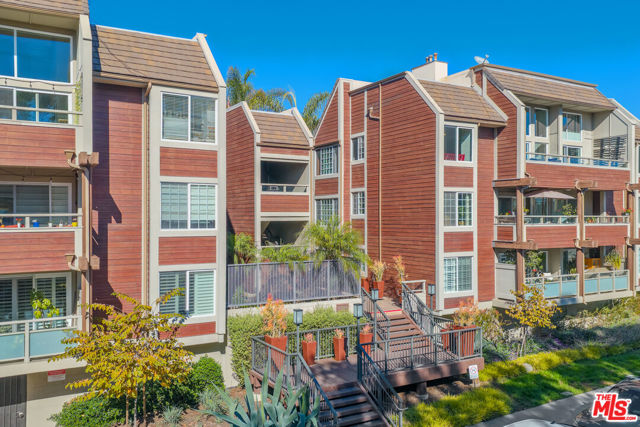 4350 Via Dolce, Marina del Rey CA: https://media.crmls.org/mediaz/164732c8-cd81-405c-930b-9e116499f8d7.jpg