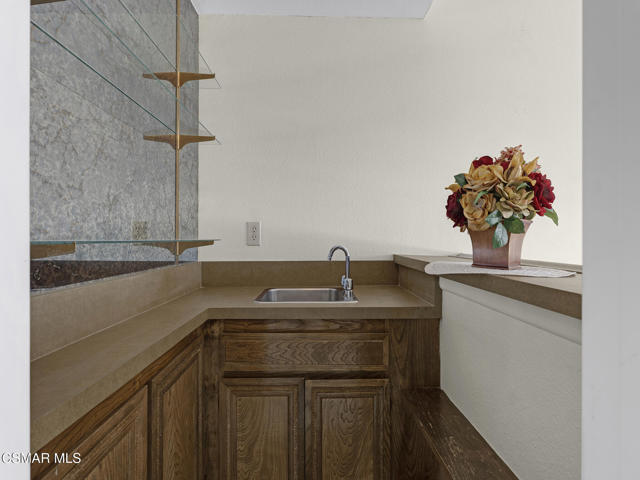 2031 Channelford Road, Westlake Village CA: https://media.crmls.org/mediaz/164862fb-5a6a-48d8-8353-04002de5b1ea.jpg