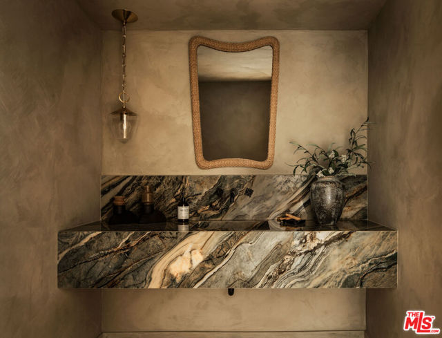 8819 Evanview Drive, Los Angeles CA: https://media.crmls.org/mediaz/16487464-63e9-4c4b-a347-e0ed0a11f15e.jpg