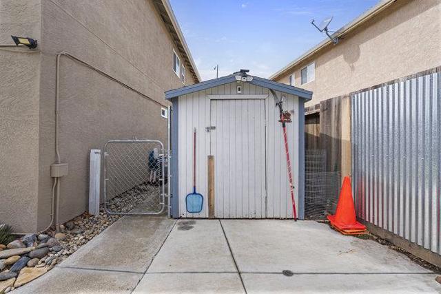 1980 Ponderosa Court, Hollister CA: https://media.crmls.org/mediaz/16495d94-251c-491c-841c-51117490ffcb.jpg