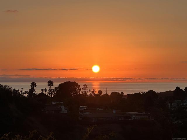 1749 Noma Lane, Encinitas CA: https://media.crmls.org/mediaz/1649f65b-43c7-43b6-be3c-bba32bc8b2eb.jpg