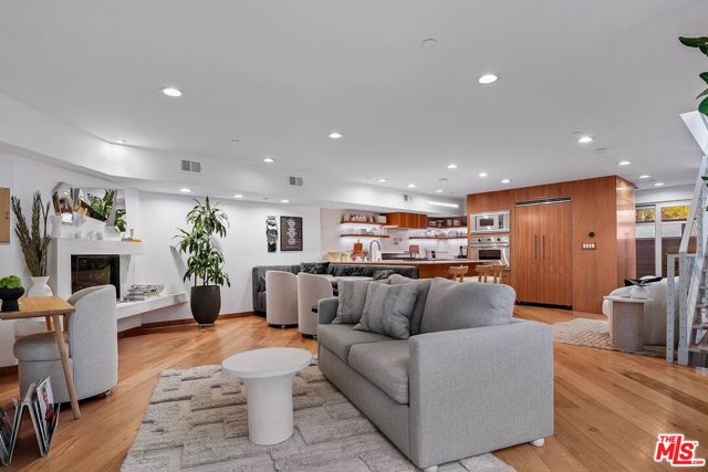 512 Brooks Avenue, Venice CA: https://media.crmls.org/mediaz/164a4487-fe0c-4dd1-a863-c32f9ea74f8d.jpg