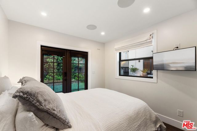 1225 S Cloverdale Avenue, Los Angeles CA: https://media.crmls.org/mediaz/164b1220-44aa-4418-82e9-1d479d42c8aa.jpg