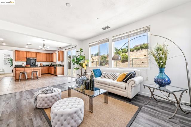 4576 Benton St, Antioch CA: https://media.crmls.org/mediaz/164c26d3-b793-4ac5-9e81-fca03ca8a571.jpg