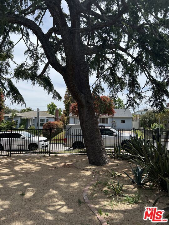 2917 Urban Avenue, Santa Monica CA: https://media.crmls.org/mediaz/164f9286-c3e4-47d9-aa85-bb697ef9d933.jpg