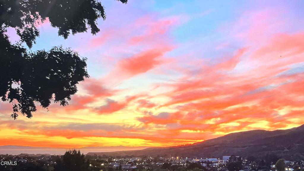 https://media.crmls.org/mediaz/164fb4fb-5dfe-45d3-a05d-4e364ea71f91.jpg?preset=X-Large