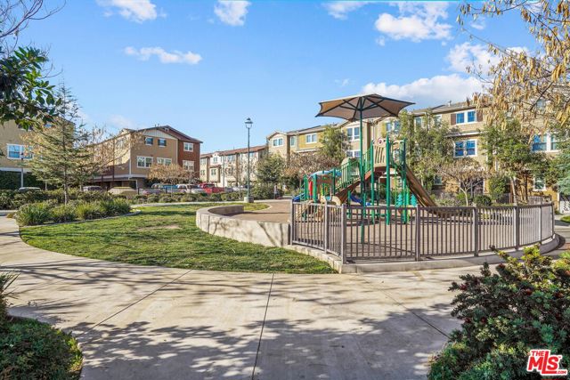 14122 W Willow Lane, Van Nuys CA: https://media.crmls.org/mediaz/1650b09a-adb3-4452-8932-bb3e8e8b83a2.jpg