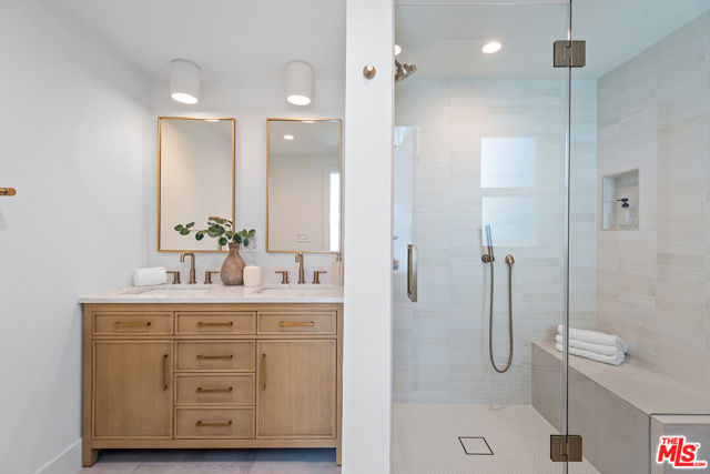 13234 Fiji Way, Marina del Rey CA: https://media.crmls.org/mediaz/16511a1d-9acf-476f-a255-8b26c209144c.jpg