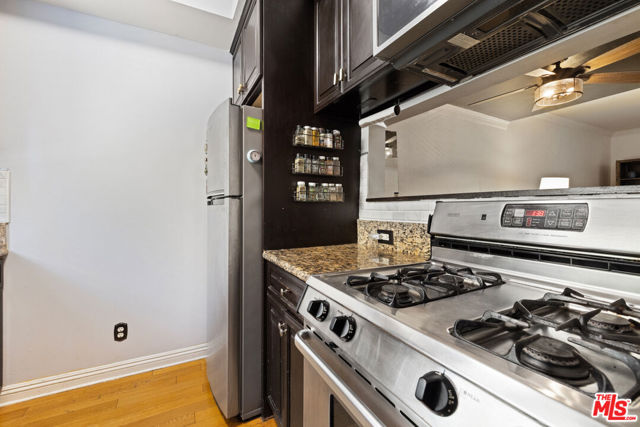 14256 Victory Boulevard, Van Nuys CA: https://media.crmls.org/mediaz/16511eb6-5ce4-46bb-92c3-391ce536fa30.jpg