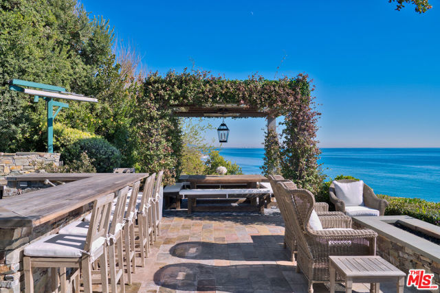 27540 Pacific Coast Highway, Malibu CA: https://media.crmls.org/mediaz/16519ad2-aa9e-4e40-bfa3-897c18610300.jpg