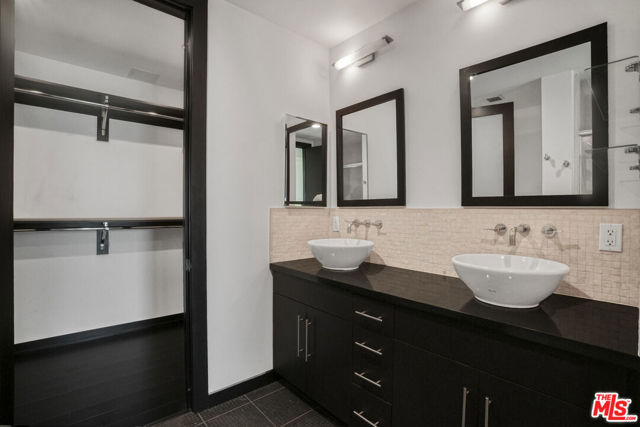 655 S Hope Street, Los Angeles CA: https://media.crmls.org/mediaz/1652ee87-9bb6-4194-84cf-6215732be62e.jpg