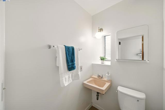 1556 Lincoln Ave, Alameda CA: https://media.crmls.org/mediaz/1654b7f6-f908-4a42-8f50-4fa485a8d875.jpg