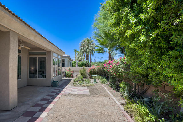 44010 Royal Troon Drive Drive, Indio CA: https://media.crmls.org/mediaz/1655288f-6030-4ab3-9f18-3461af9ebcd6.jpg