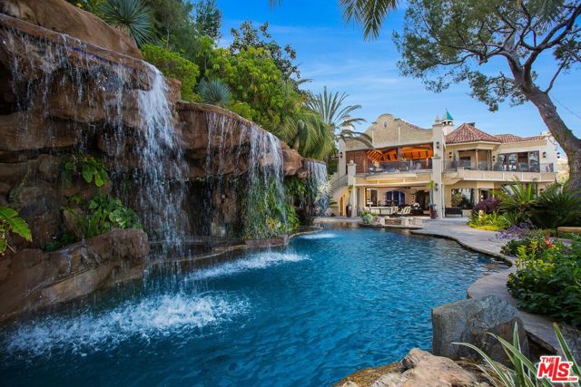 10066 Cielo Drive, Beverly Hills CA: https://media.crmls.org/mediaz/1655575d-0736-4c7b-baec-9f51456b30f6.jpg