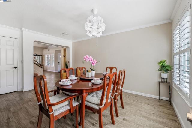 1005 Wood Thrush Ln, Tracy CA: https://media.crmls.org/mediaz/16560594-6ab6-4828-a14b-e2096d91e50e.jpg