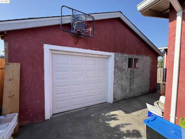 1953 102nd Ave, Oakland CA: https://media.crmls.org/mediaz/16580f36-1d7c-4fb0-815c-936a7f0ed3f9.jpg