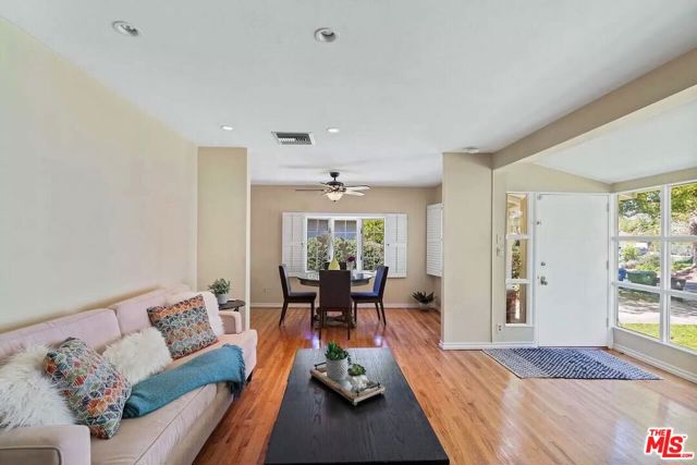 14024 Peach Grove Street, Sherman Oaks CA: https://media.crmls.org/mediaz/16587568-b569-4885-a702-ea87c847b607.jpg