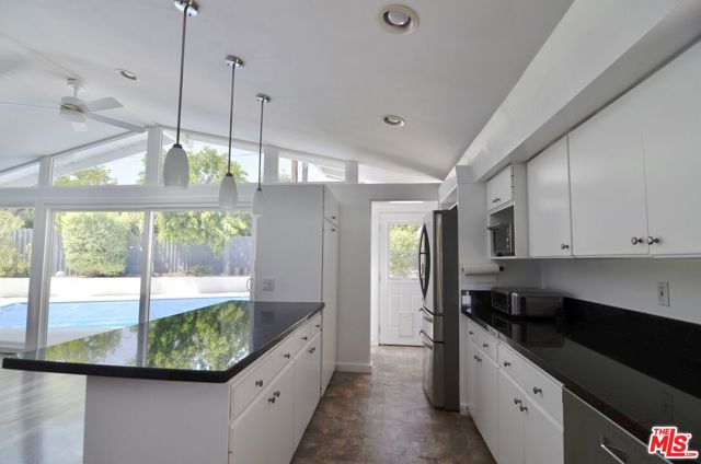 9342 Debra Avenue, North Hills CA: https://media.crmls.org/mediaz/16591a3f-e3e4-4160-9867-795fbad207b8.jpg