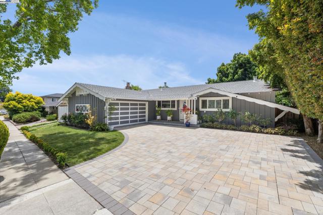 30113 Treeview St, Hayward CA: https://media.crmls.org/mediaz/16594b35-78f6-4fa2-a9d4-b0bf2fff72c5.jpg