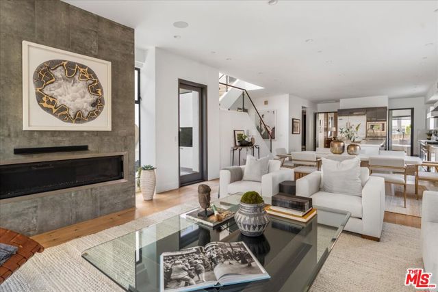 616 N FULLER Avenue, Los Angeles CA: https://media.crmls.org/mediaz/165ae80f-90bb-439a-b64e-8cd804629b5a.jpg