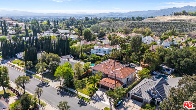 10801 Bothwell Road, Chatsworth CA: https://media.crmls.org/mediaz/165b3592-3210-47f8-b429-7a0756289bc3.jpg