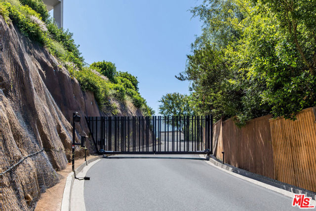 2500 Briarcrest Road, Beverly Hills CA: https://media.crmls.org/mediaz/165b8da5-ce8e-45ae-b829-177bde74aec7.jpg
