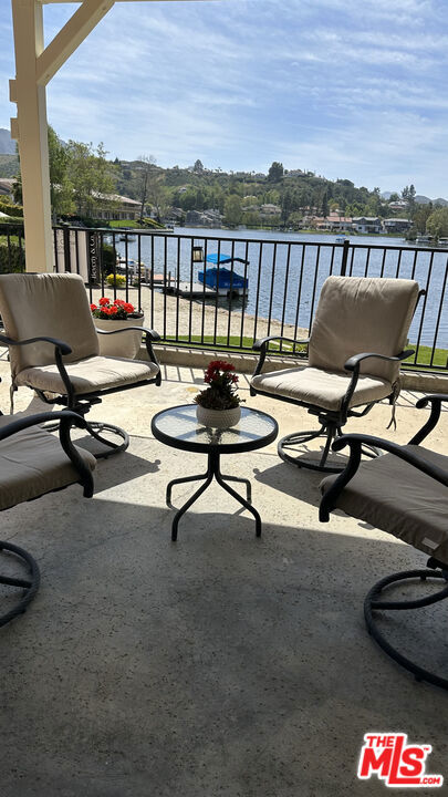 32134 Beachlake Lane, Westlake Village CA: https://media.crmls.org/mediaz/165b9c26-a5f8-4afe-9ff2-7b85a83ac1d9.jpg