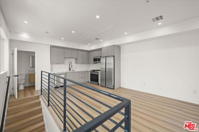 910 N Hudson Avenue, Los Angeles CA: https://media.crmls.org/mediaz/165bc0dd-c803-4afd-993b-a03007b98e4e.jpg