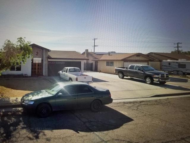 1230 N Las Posas Court, Ridgecrest CA: https://media.crmls.org/mediaz/165e9590-fc7b-43d0-b25e-0278156cf046.jpg