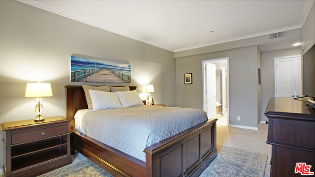 200 N Swall Drive, Beverly Hills CA: https://media.crmls.org/mediaz/165ec2bb-48cf-4e33-84b7-60da35bff153.jpg