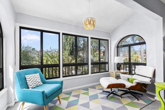 2510 Clairemont Dr, San Diego CA: https://media.crmls.org/mediaz/165eee06-9c20-4621-b688-b8544f039853.jpg