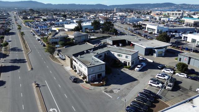 1725 Fremont Boulevard, Seaside CA: https://media.crmls.org/mediaz/165f0b5f-1ca4-41ae-9763-6c76d00c59ad.jpg