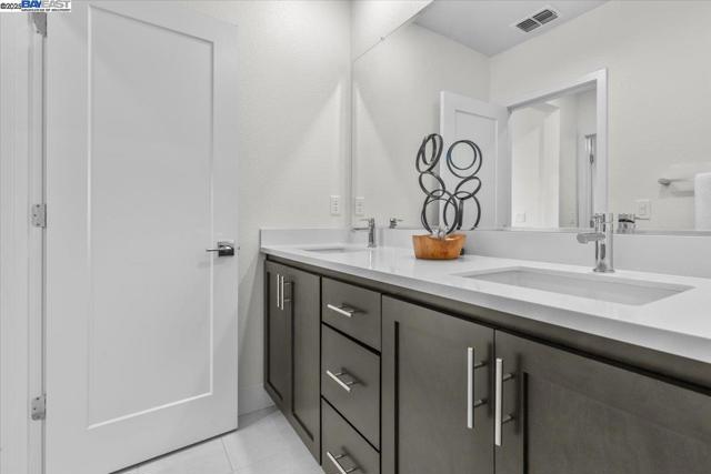 5700 Greige Cir, Dublin CA: https://media.crmls.org/mediaz/165fb890-0edb-49a0-8690-fb882b667411.jpg