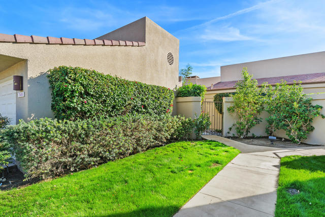 76495 Daffodil Drive, Palm Desert CA: https://media.crmls.org/mediaz/165ffc33-0c71-421f-87b4-3363a1849a89.jpg