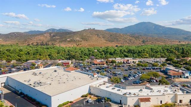 11358 Via Rancho San Diego Unit G, El Cajon CA: https://media.crmls.org/mediaz/165ffe4c-becd-4cbf-b25d-01024c6708ba.jpg