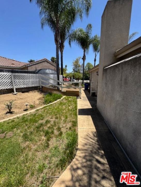 1808 Fallbrook Oaks Court, Fallbrook CA: https://media.crmls.org/mediaz/16609f4c-06bf-43ee-ac3c-fc6cc82771a7.jpg