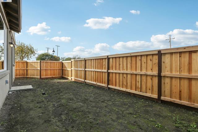 109 Creek View Cir, Fairfield CA: https://media.crmls.org/mediaz/1660e95e-d4d8-4d32-bd52-6e311b865819.jpg