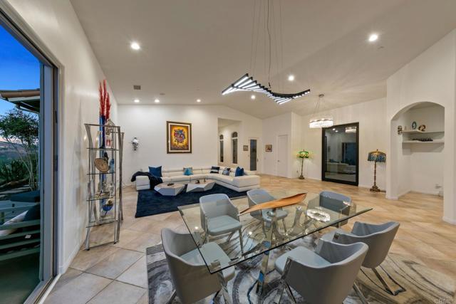 30330 Via Maria Elena, Bonsall CA: https://media.crmls.org/mediaz/16617520-bcc2-453e-8410-5bdd2b60cd62.jpg