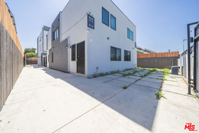 4112 1/2 S Normandie Avenue, Los Angeles CA: https://media.crmls.org/mediaz/16619760-cc1d-49cb-a9fe-b3721b6b7a96.jpg
