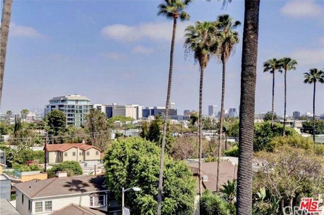 439 N Doheny Drive, Beverly Hills CA: https://media.crmls.org/mediaz/1661f2c3-3337-4bf7-a364-7584b9a076ff.jpg