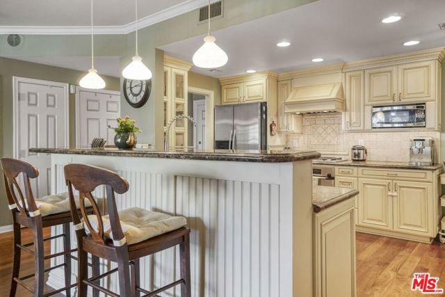 4401 Moorpark Way, Toluca Lake CA: https://media.crmls.org/mediaz/1661fbdb-5bfb-452d-b7b0-894b042bdaf3.jpg