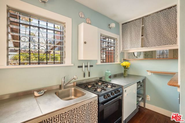1315 Cabrillo Avenue, Venice CA: https://media.crmls.org/mediaz/1662046e-6e95-4b77-97e0-89ea20f6e71b.jpg