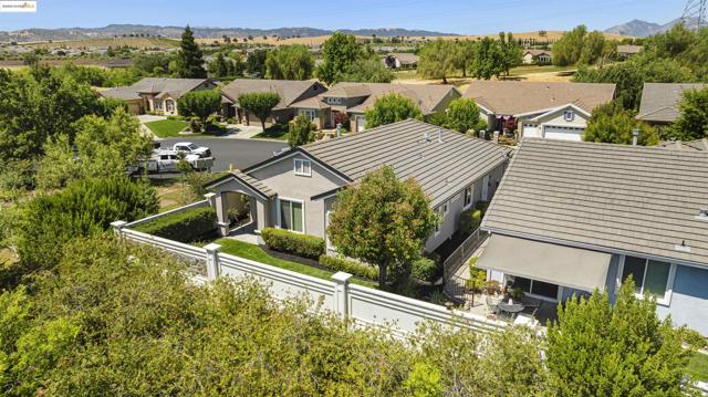 1040 Bismarck Terr, Brentwood CA: https://media.crmls.org/mediaz/1662117f-4b39-480d-9cc1-4be4a2584340.jpg