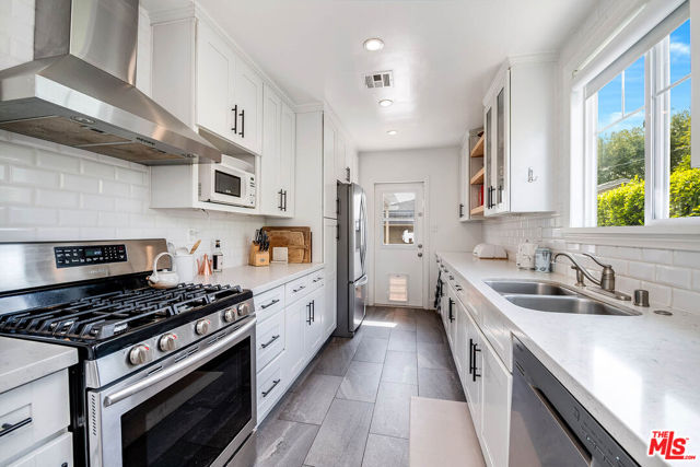 14716 Killion Street photo 7