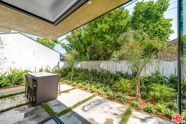 370 N San Vicente Boulevard, West Hollywood CA: https://media.crmls.org/mediaz/16634e5c-613b-4da8-bb8f-adac39227caf.jpg