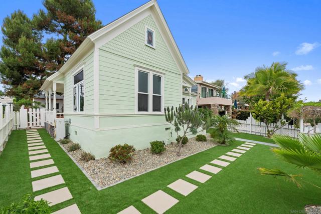 2104 Diamond St, San Diego CA: https://media.crmls.org/mediaz/16634fa9-3c50-4bdc-852a-501226fe639b.jpg