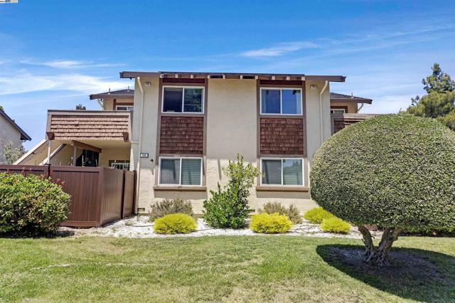 136 Hackamore Ln, Fremont CA: https://media.crmls.org/mediaz/1663ed54-fe60-4a50-8f20-1578babdf4be.jpg